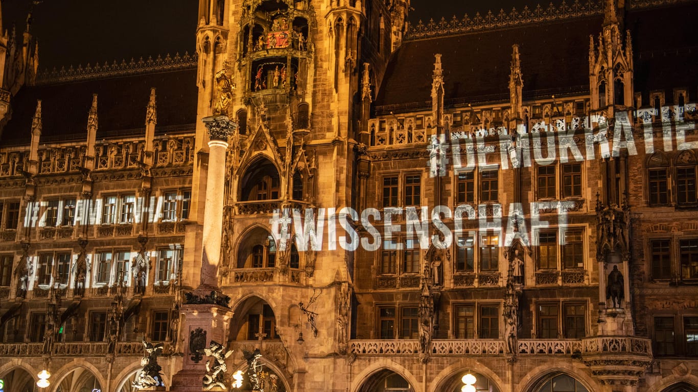 Die Wörter erleuchten das Rathaus am Marienplatz (Archivbild): An drei Tagen soll den Münchnerinnen und Münchnern so gedankt werden.