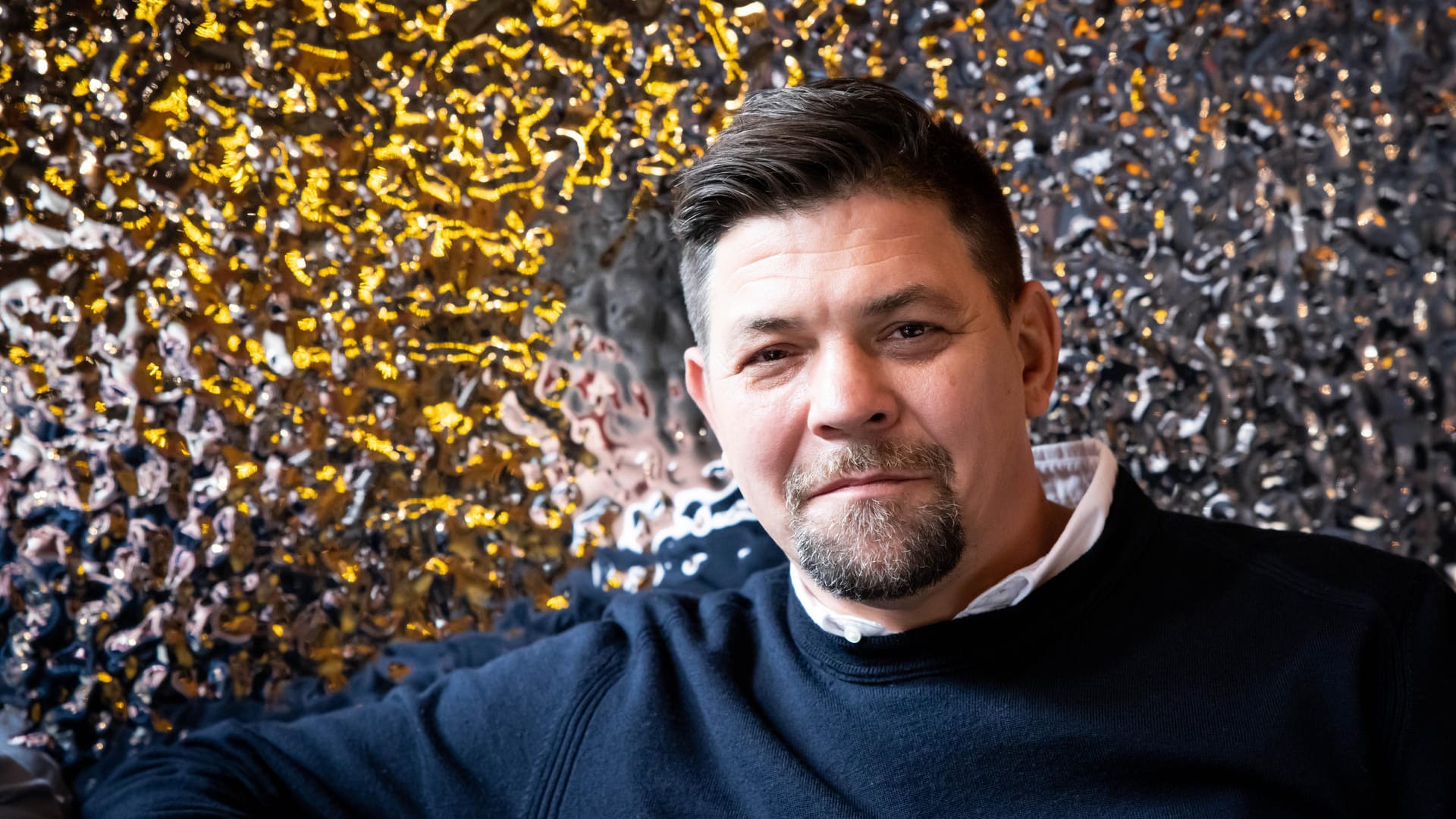 TV-Koch Tim Mälzer sitzt an einem Tisch seines Restaurants "Bullerei" (Archivbild): Der Gastronom hatte coronabedingt drei Wochen schließen müssen. TV-Koch Tim Mälzer sitzt an einem Tisch seines Restaurants "Bullerei" (Archivbild): Der Gastronom hatte coronabedingt drei Wochen schließen müssen.
