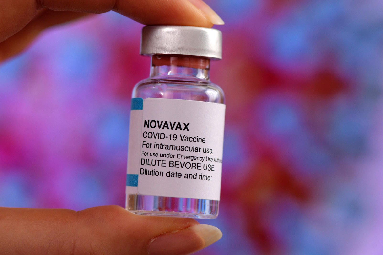 Impfstoff von Novavax (Symbol): Zwei Dosen sollen zur Grundimmunisierung eingesetzt werden.