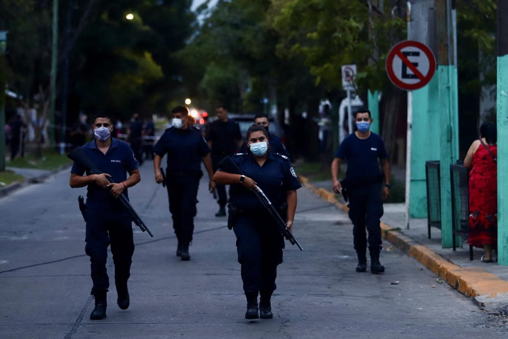 Polizisten in Buenos Aires: Bei Razzien gegen mutmaßliche Dealer waren bis zu 1.500 Polizisten im Einsatz.