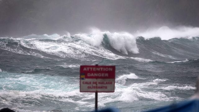 Über dem französischen Überseegebiet La Réunion wütet ein starker Sturm. Über dem französischen Überseegebiet La Réunion wütet ein starker Sturm.