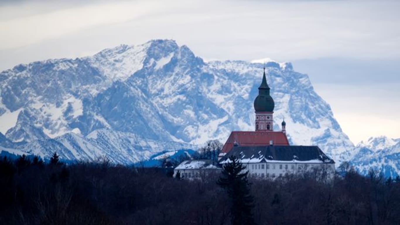 Kloster Andechs vor dem Gipfel der Zugspitze