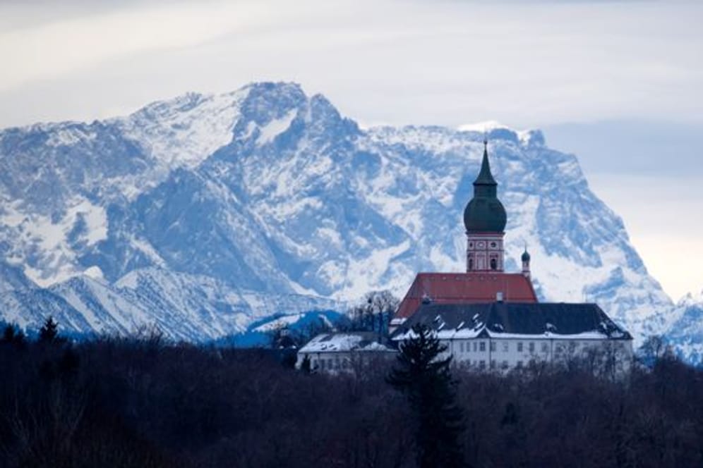 Kloster Andechs vor dem Gipfel der Zugspitze