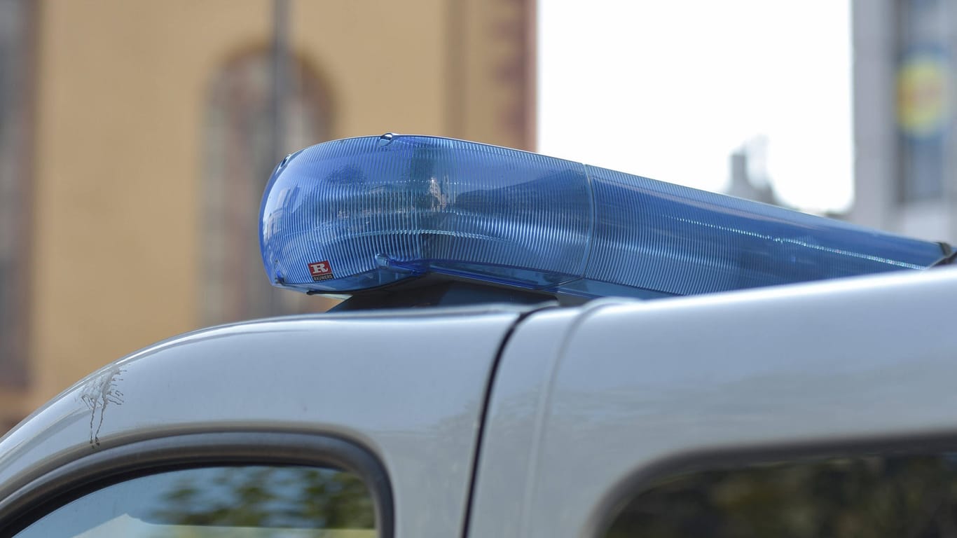 Blaulicht auf einem Einsatzfahrzeug der Polizei (Symbolbild): Die 18-Jährige wird vermisst.