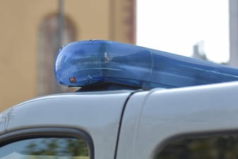 Blaulicht auf einem Einsatzfahrzeug der Polizei (Symbolbild): Die 18-Jährige wird vermisst.