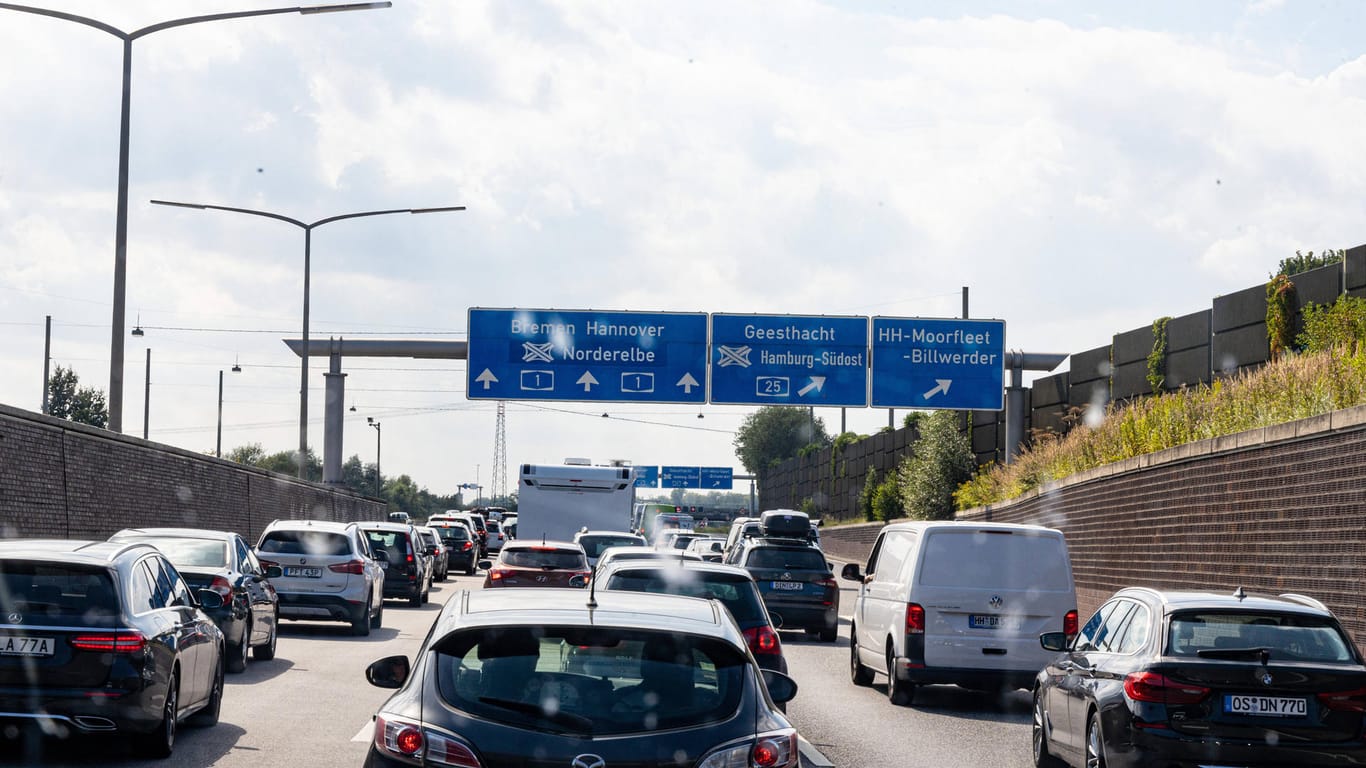 Stau auf der A1 vor der Abfahrt Hamburg-Moorfleet (Archivbild): 2021 gab es im Norden und Hamburg wieder längere Staus.