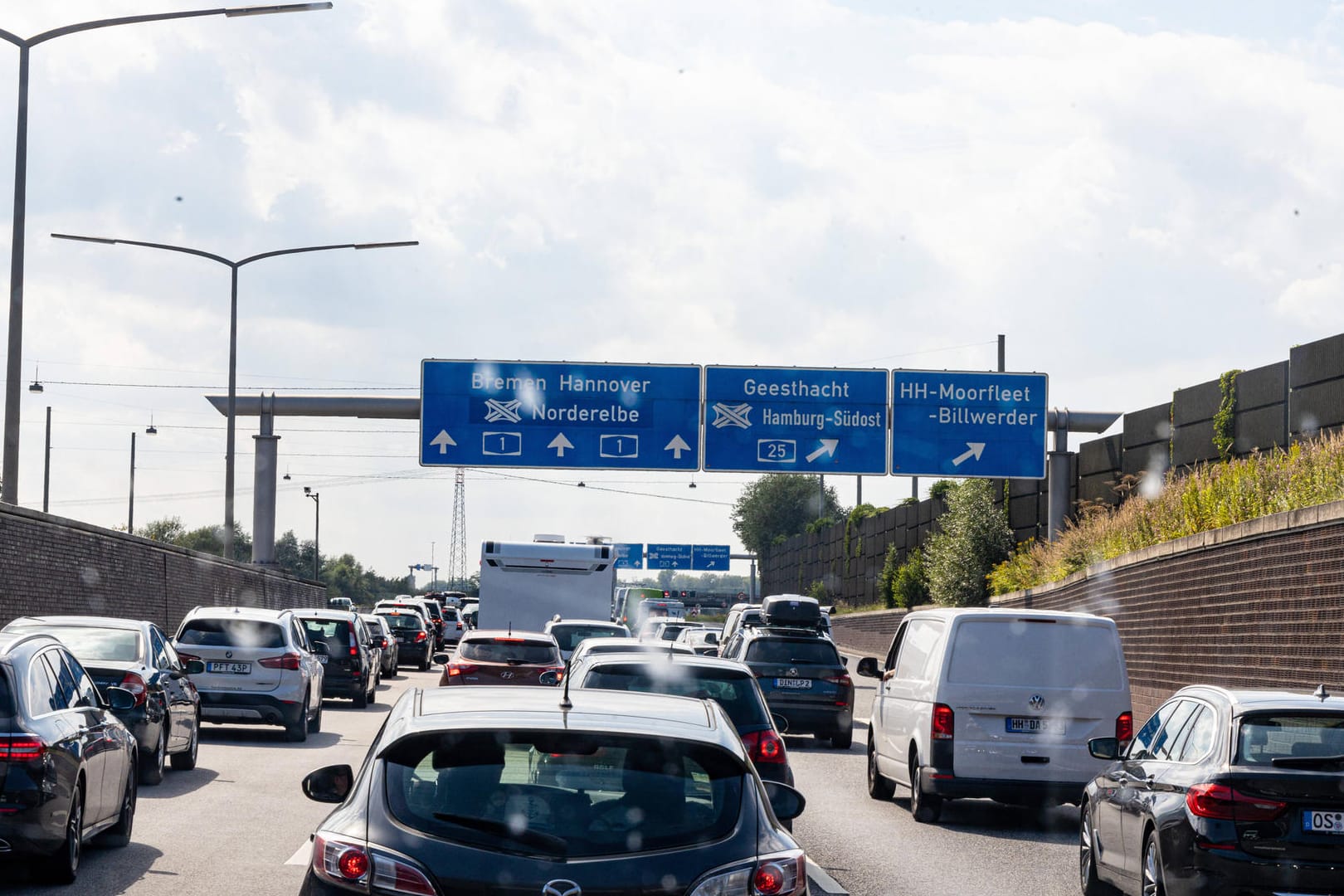 Stau auf der A1 vor der Abfahrt Hamburg-Moorfleet (Archivbild): 2021 gab es im Norden und Hamburg wieder längere Staus.