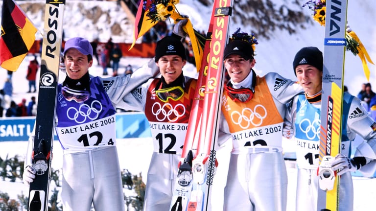 Winterspiele in Salt Lake City 2002: Martin Schmitt, Sven Hannawald, Sven Hocke und Michael Uhrmann (v.l.n.r.) wurden Olympiasieger im Teamspringen.