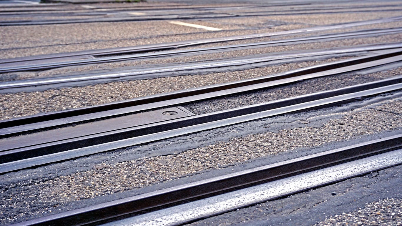 Straßenbahn-Schienen (Symbolbild): Dafür wird es auf dem Neubau der Marggraffbrücke in Treptow-Köpenick wohl keinen Platz geben.