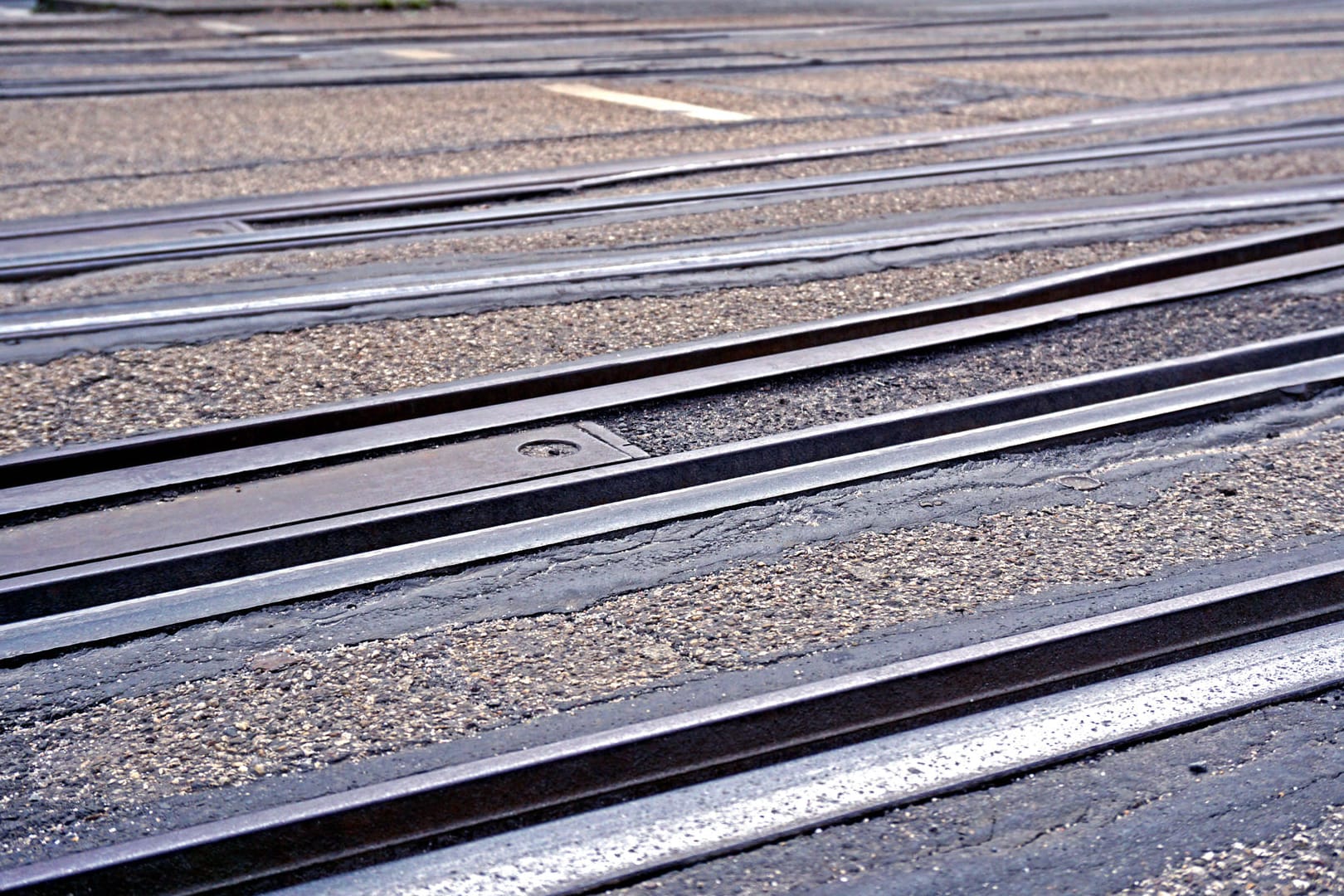 Straßenbahn-Schienen (Symbolbild): Dafür wird es auf dem Neubau der Marggraffbrücke in Treptow-Köpenick wohl keinen Platz geben.