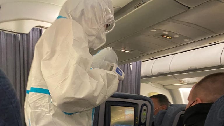 Einmal Fieber messen, bitte: Während des Flugs nach Peking wird die Körpertemperatur der Reisenden gleich mehrfach kontrolliert.