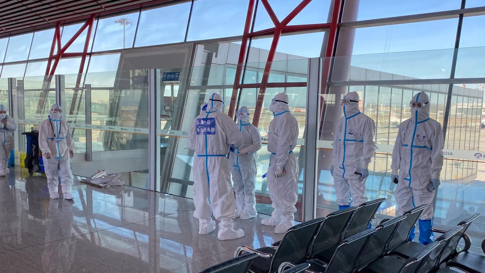 Das Empfangskommitee am Flughafen in Peking weist den Ankommenden den Weg.