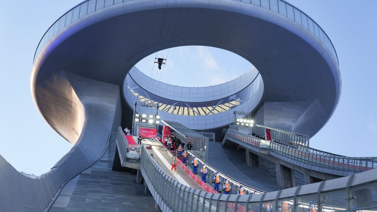 Die Schanze im Nationales Skisprungzentrum "Snow Ruyi". Die Schanze im Nationales Skisprungzentrum "Snow Ruyi".