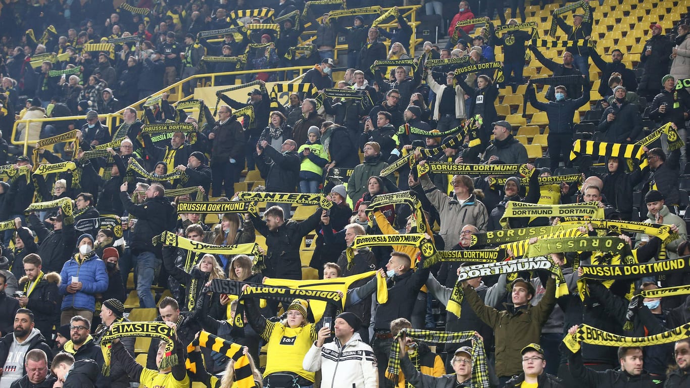 Fans im Dortmunder Stadion (Archivbild): Künftig dürfen wieder mehr Zuschauer zu den Spielen kommen.