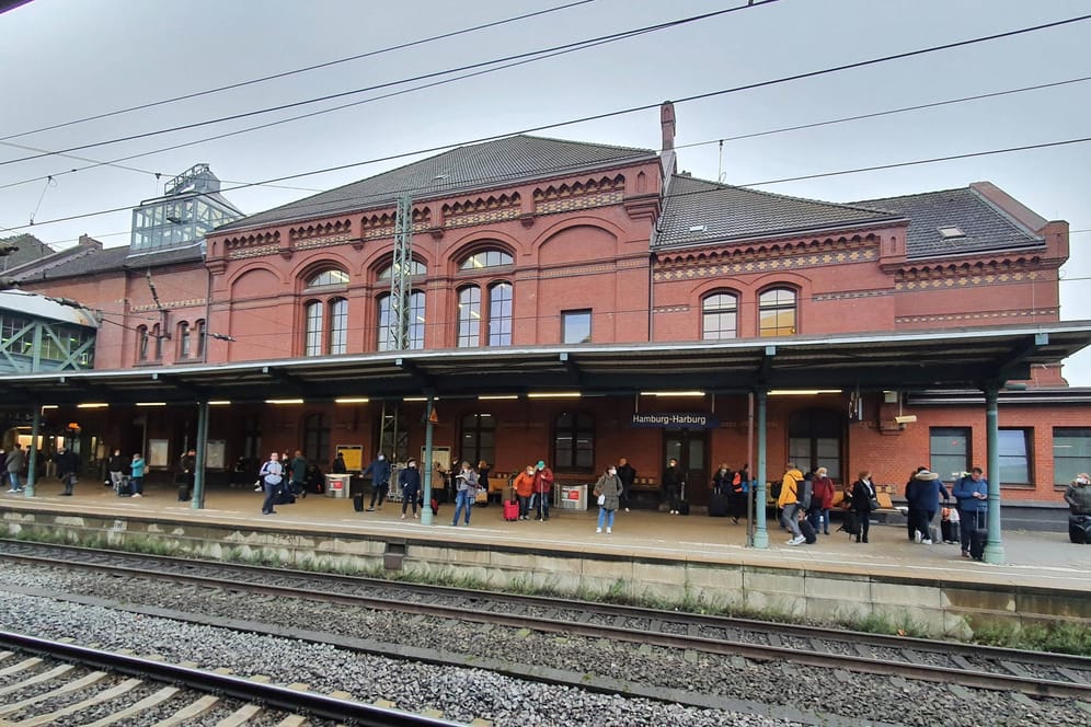 Bahnhof Hamburg-Harburg (Archivbild): Ein Stellwerkausfall sorgt derzeit für Probleme im Zugverkehr.