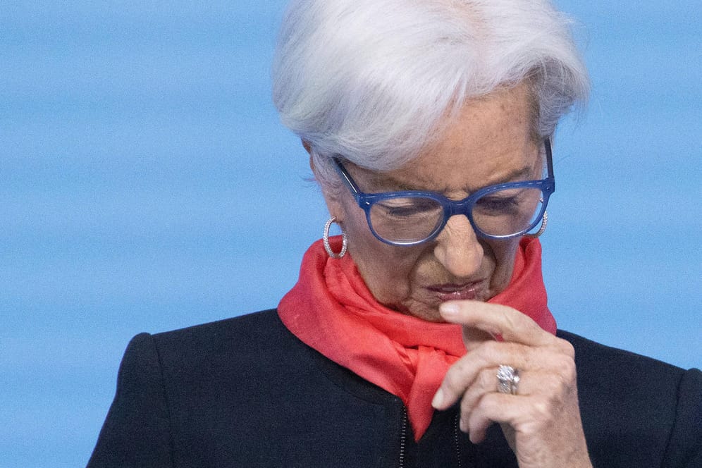 Christine Lagarde: Die EZB-Präsidentin sträubt sich aktuell noch vor einer Erhöhung des Leitzinses. Ihre internationalen Kollegen sind da schon weiter.