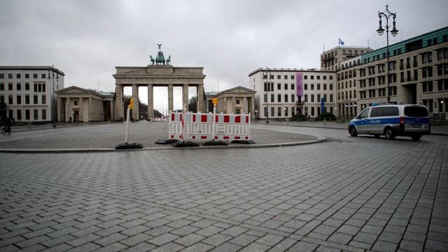 Berlin im Januar 2021: Ein fast menschenleerer Platz vor dem Brandenburger Tor.