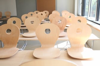 Stühle in einem leeren Klassenzimmer (Symbolbild): Politische Hetze in der Schule flaut weiter ab.