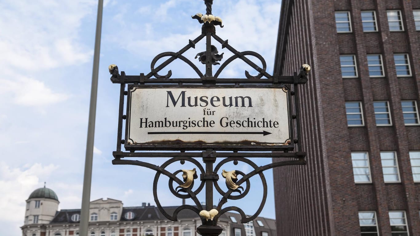 Schild vor dem Museum für Hamburgische Geschichte (Archivbild): Das Museum zeigt eine Ausstellung über die türkisch-deutsche Vergangenheit.
