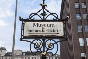 Schild vor dem Museum für Hamburgische Geschichte (Archivbild): Das Museum zeigt eine Ausstellung über die türkisch-deutsche Vergangenheit.