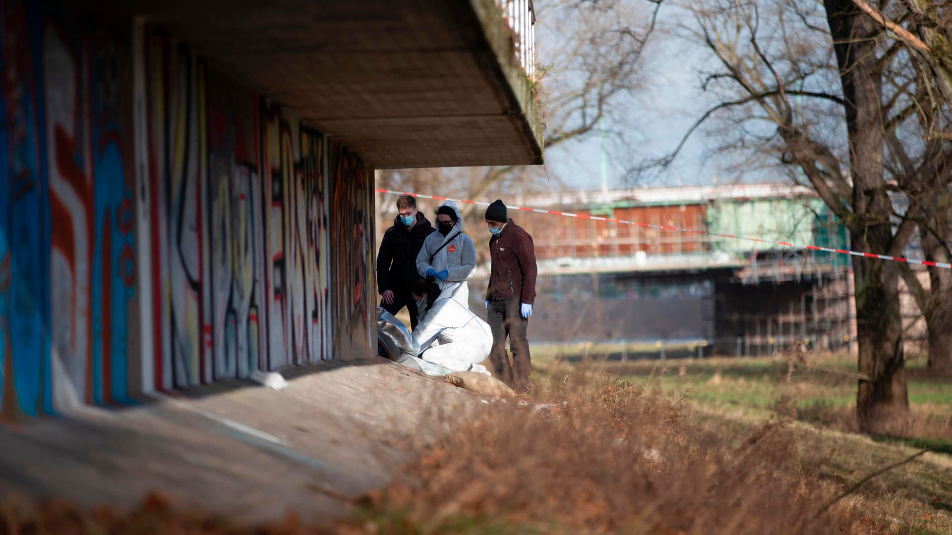 Ermittler am Fundort der Babyleiche: Am Mittwoch war der tote Säugling von einem Spaziergänger entdeckt worden.