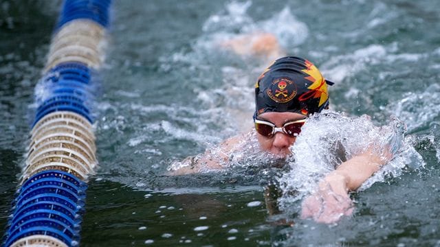 Julia Wittig, Eisschwimmerin von Serwus Burghausen, trainiert in der Eisschwimmarena.