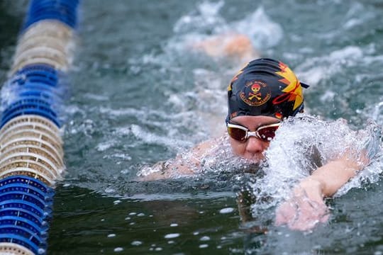 Julia Wittig, Eisschwimmerin von Serwus Burghausen, trainiert in der Eisschwimmarena.