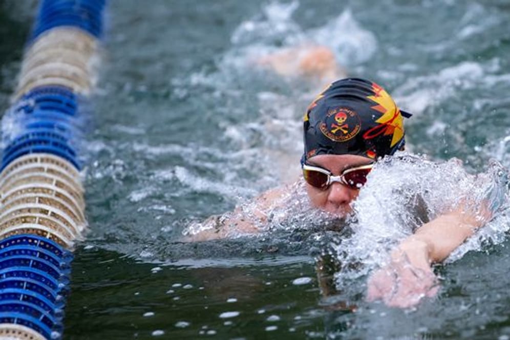 Julia Wittig, Eisschwimmerin von Serwus Burghausen, trainiert in der Eisschwimmarena.