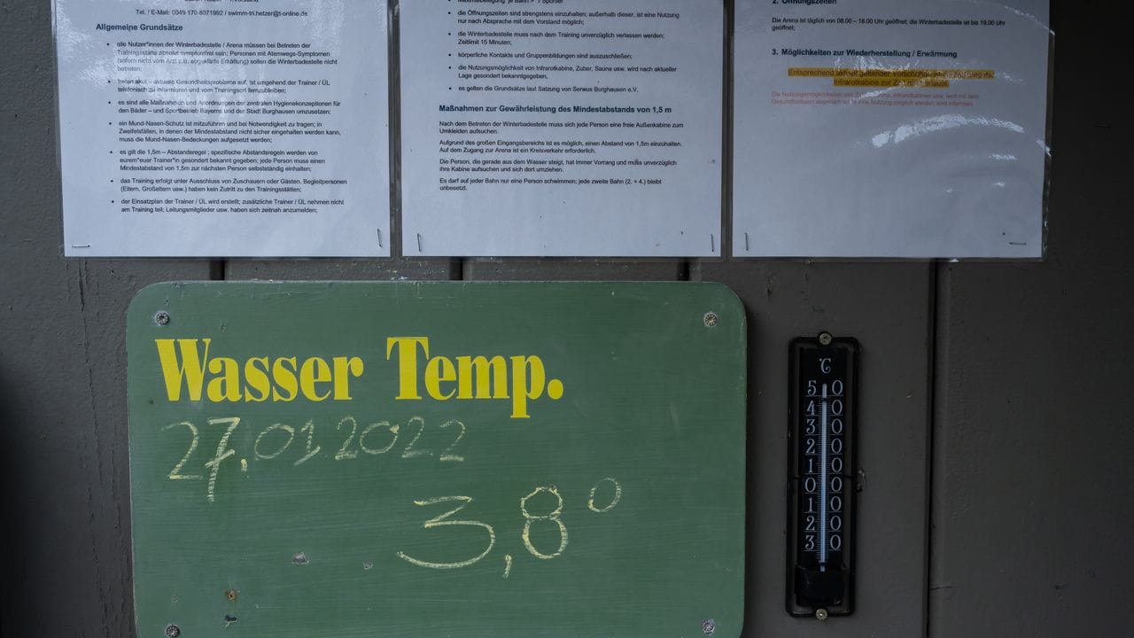 Auf einem Schild ist die sehr kalte Wassertemperatur notiert. Auf einem Schild ist die sehr kalte Wassertemperatur notiert.