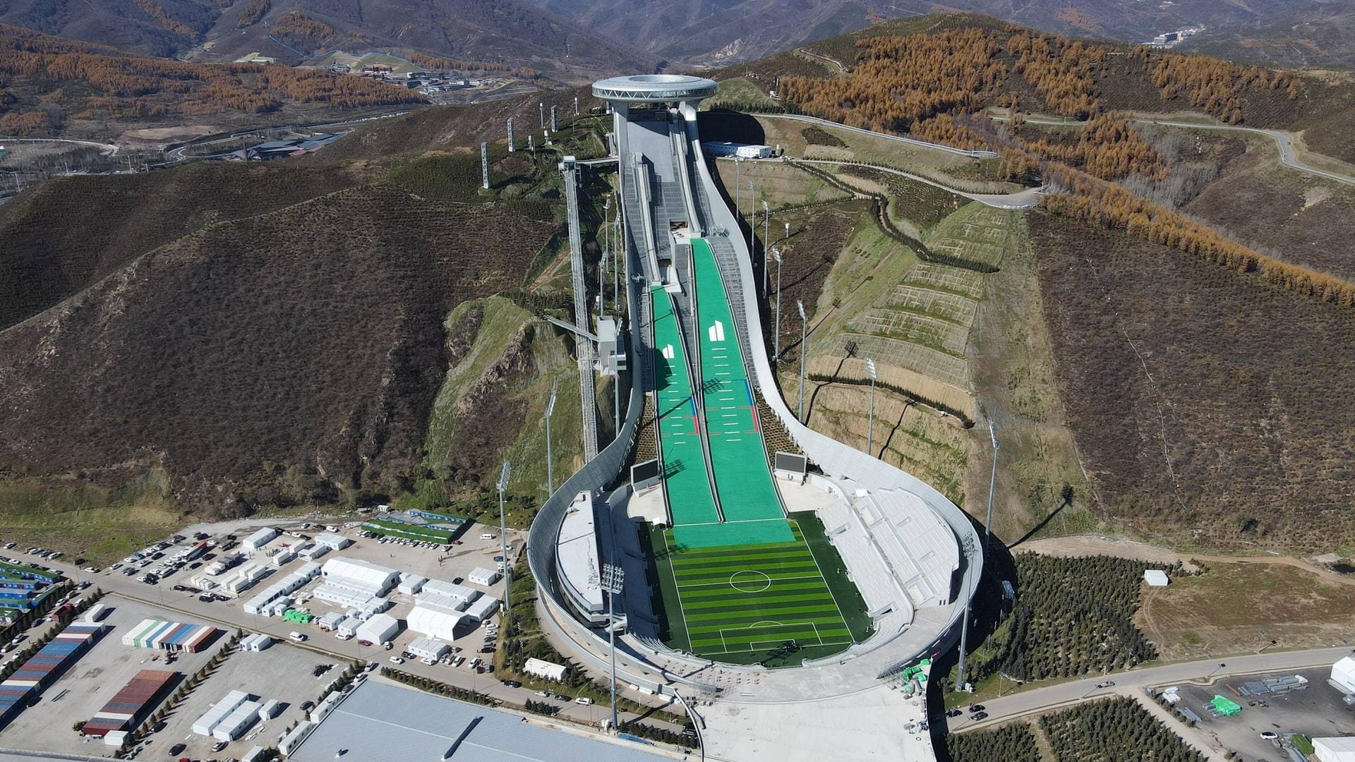 Skisprungschanze in Peking: Hier finden die Wettbewerbe der Olympischen Spiele statt.