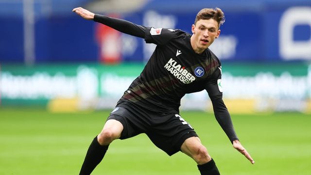 Benjamin Goller spielt den Ball
