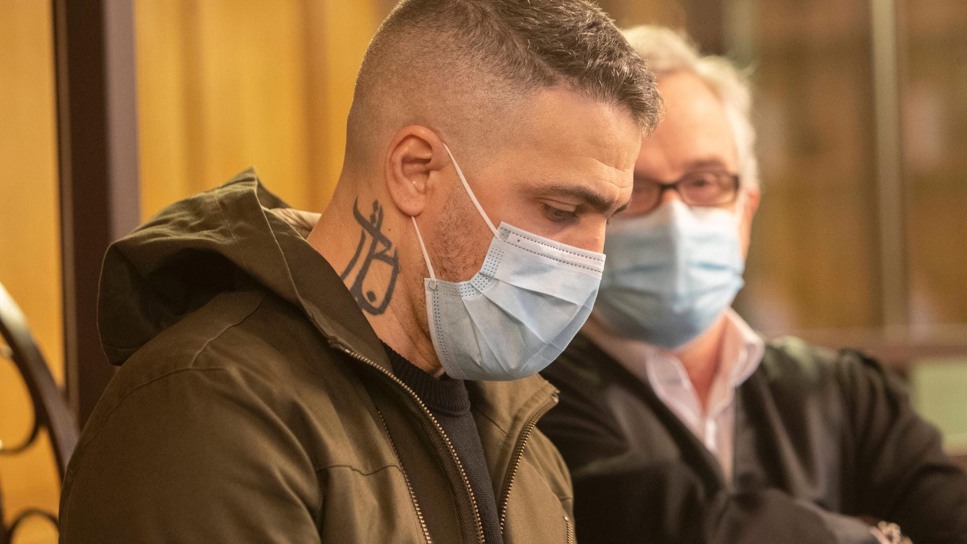Rapper Bushido mit seinem Rechtsanwalt Steffen Tschoppe in einem Berliner Gericht (Archivbild): In dem Prozess tritt er als Nebenkläger und Zeuge auf. Rapper Bushido mit seinem Rechtsanwalt Steffen Tschoppe in einem Berliner Gericht (Archivbild): In dem Prozess tritt er als Nebenkläger und Zeuge auf.