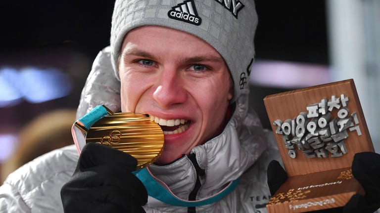 Andreas Wellinger: Der DSV-Adler mit seiner Goldmedaille, 2018 wurde er in Pyeongchang Olympiasieger.