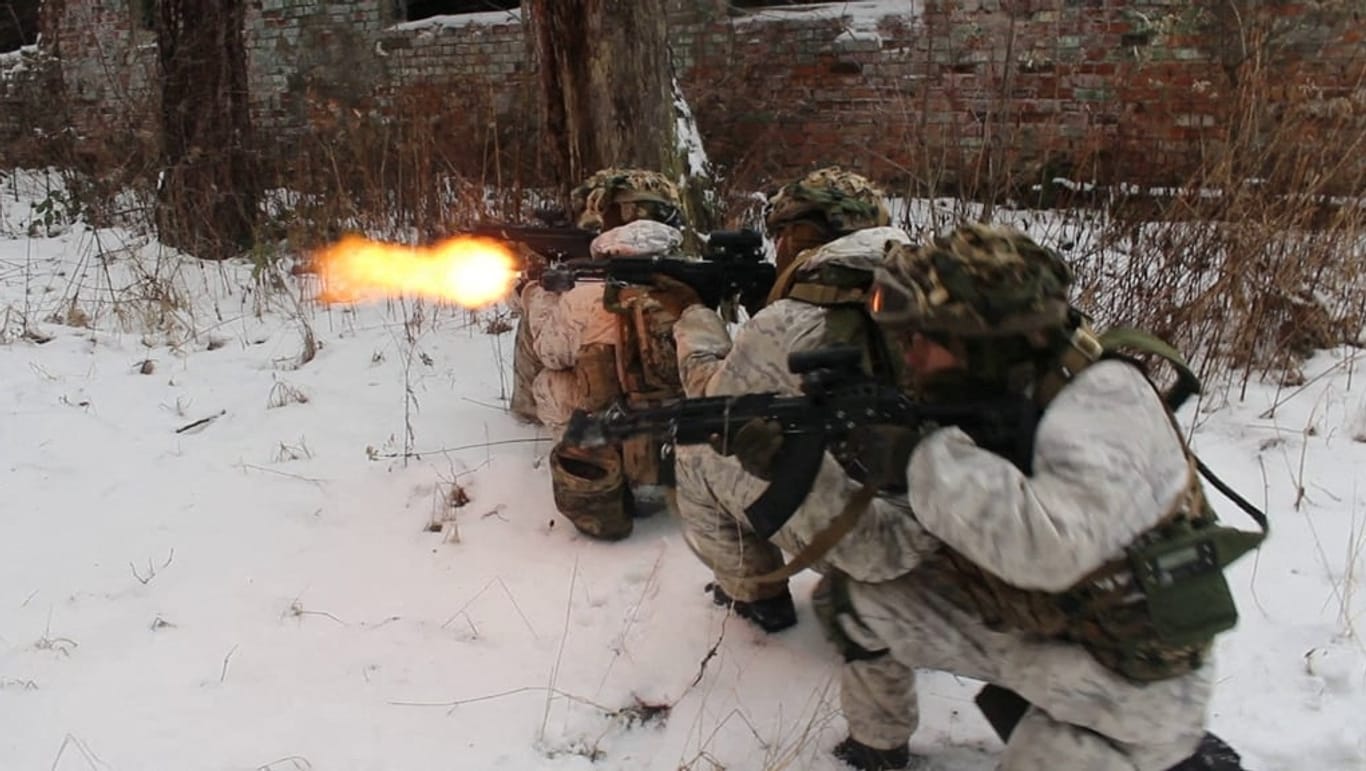 Ukrainische Soldaten trainieren im Osten des Landes: Militärisch ist Russland der Ukraine deutlich überlegen.
