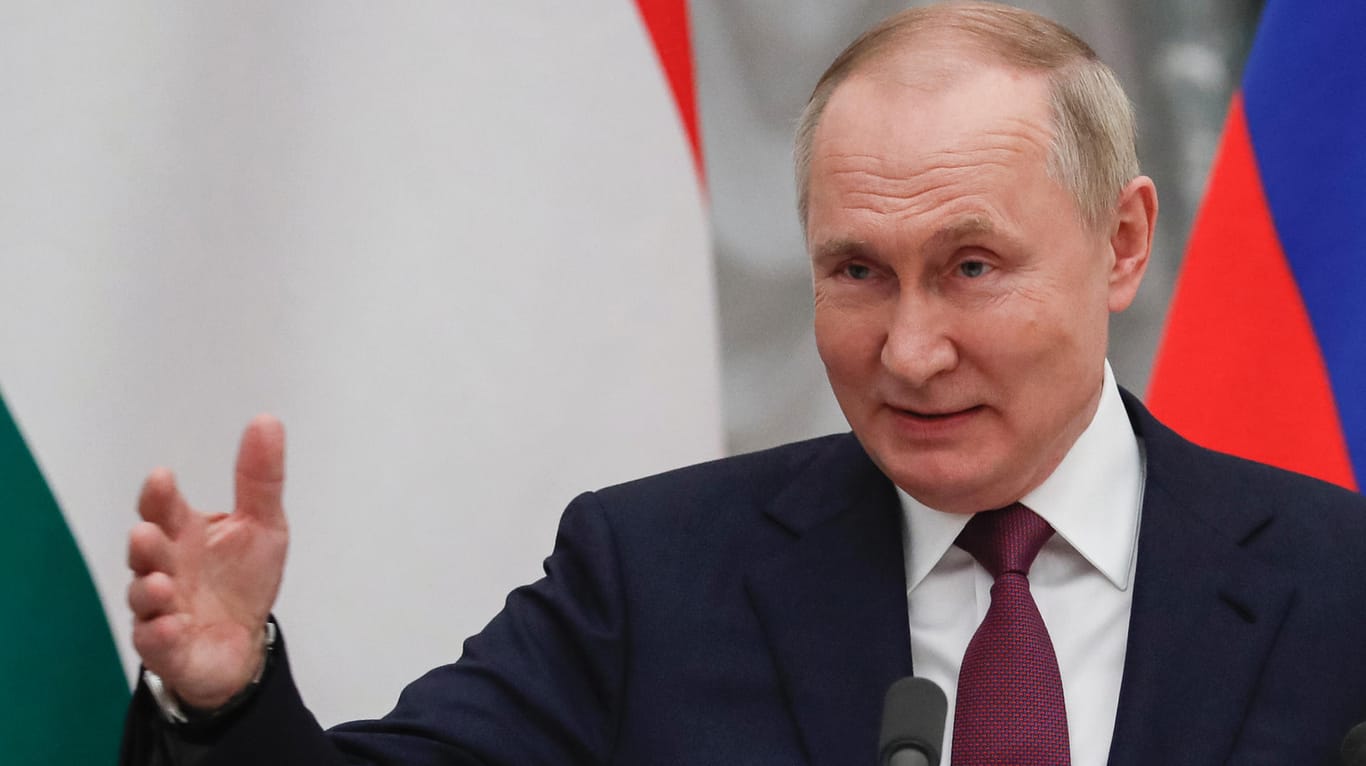 Wladimir Putin: Der russische Präsident versucht seine Verhandlungsposition mit Panzer-Diplomatie zu stärken.