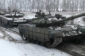Russische Panzer bei einem Militärmanöver: Putin hat knapp 130.000 Soldaten an der Grenze zur Ukraine zusammengezogen.