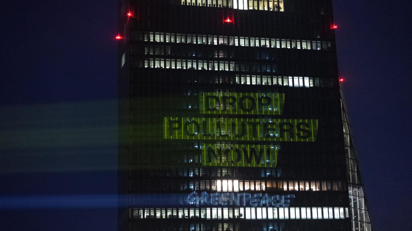 Das Hochhaus der EZB wird angestrahlt: Greenpeace-Aktion gegen Geldpolitik der EZB