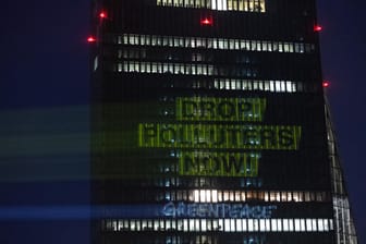 Das Hochhaus der EZB wird angestrahlt: Greenpeace-Aktion gegen Geldpolitik der EZB