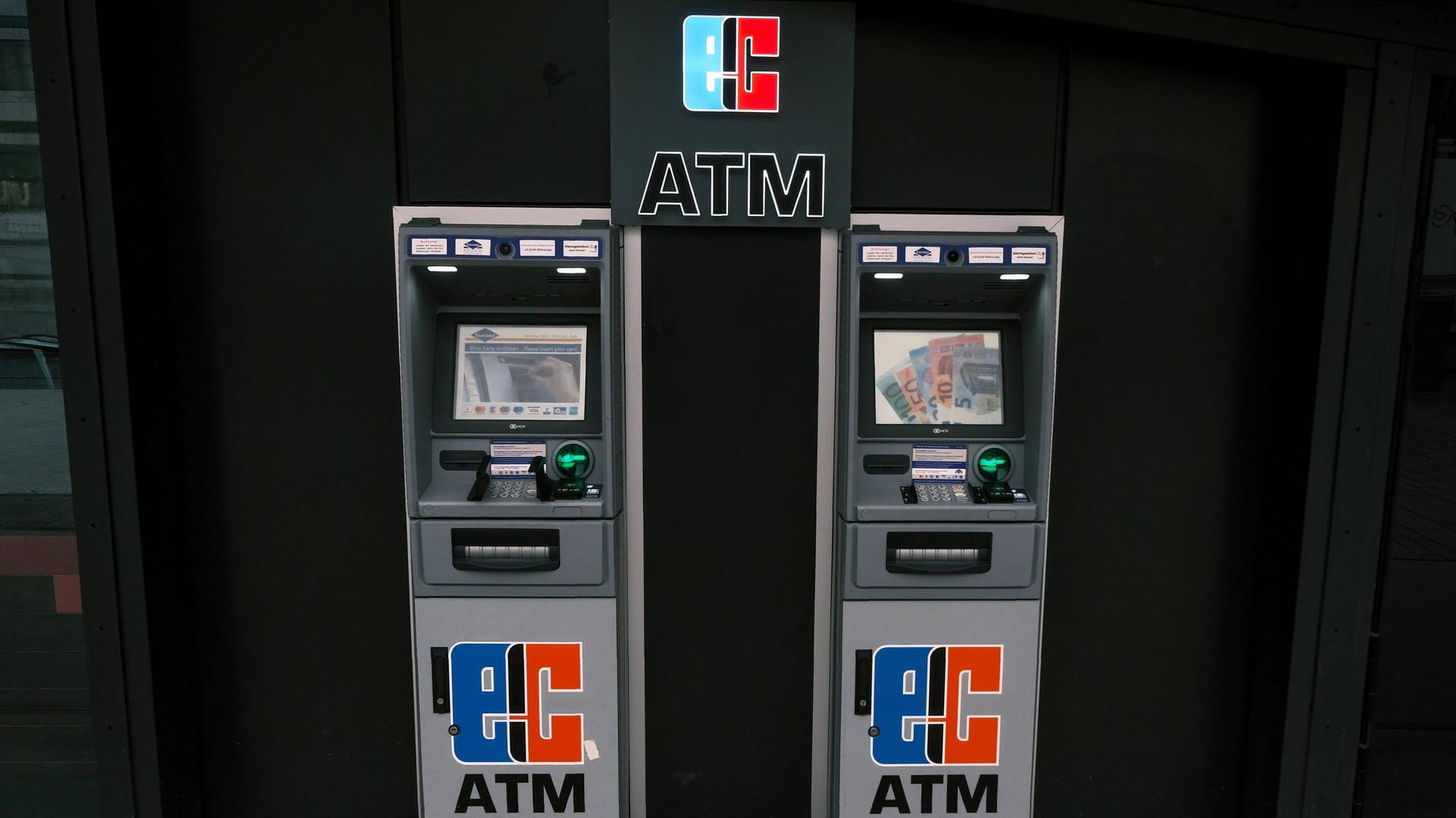 EC-Bankautomaten (Symbolbild): Der Mann verließ die Bank ohne das abgehobene Bargeld. EC-Bankautomaten (Symbolbild): Der Mann verließ die Bank ohne das abgehobene Bargeld.