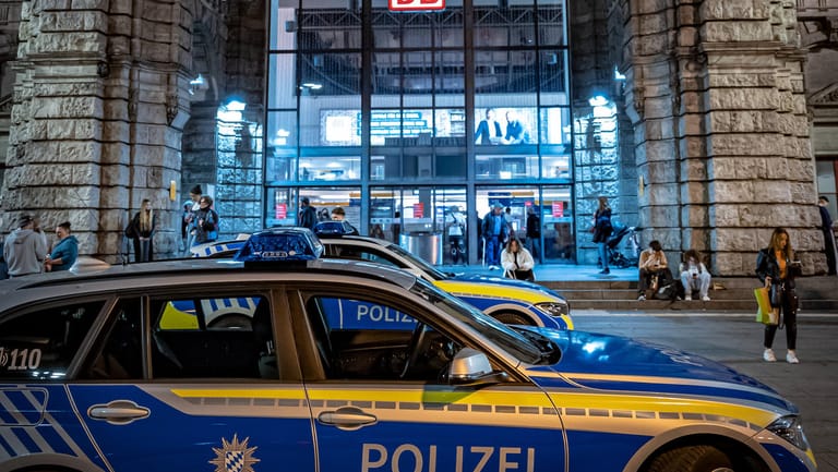 Ein Streifenwagen vor dem Nürnberger Hauptbahnhof (Archivbild): Hier hat offenbar ein Mann versucht, eine Frau umzubringen.