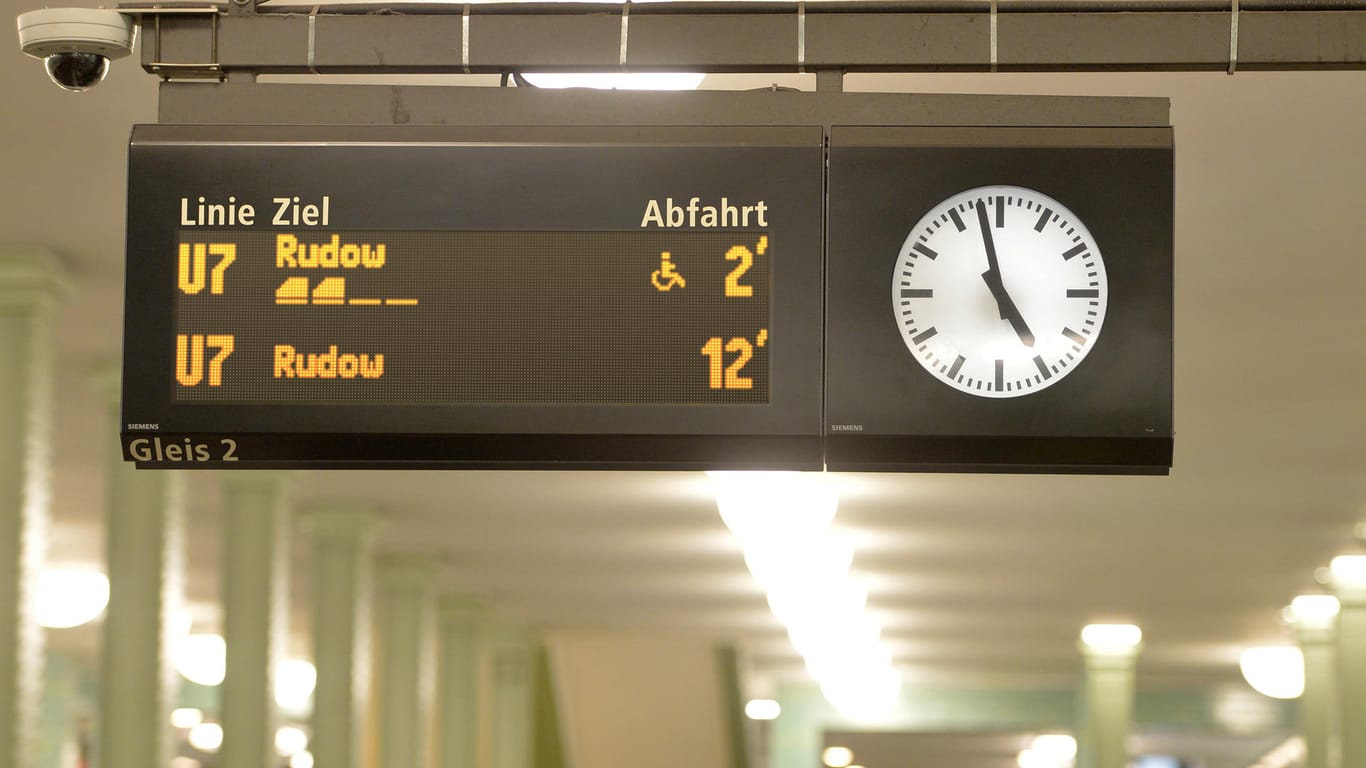 BVG-Anzeige in einem Berliner U-Bahnhof: Das Layout wurde angepasst.