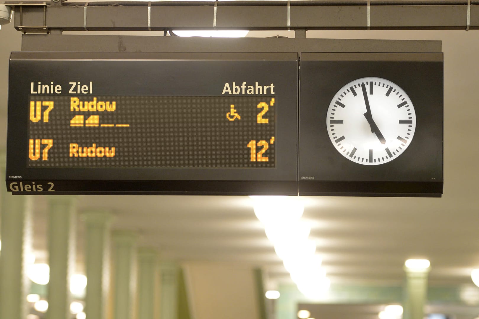 BVG-Anzeige in einem Berliner U-Bahnhof: Das Layout wurde angepasst.