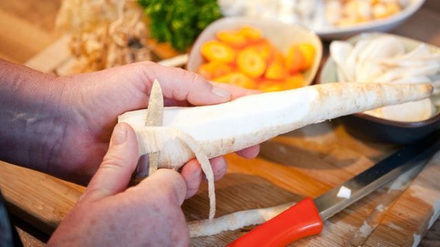 Pastinaken sind vielfältig: Sie schmecken gedünstet oder püriert, aber auch im Rohkostsalat. Dafür sollten sie aber nicht zu dünn geraspelt werden.