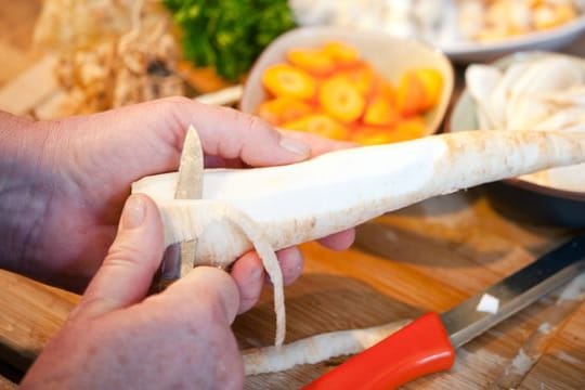 Pastinaken sind vielfältig: Sie schmecken gedünstet oder püriert, aber auch im Rohkostsalat. Dafür sollten sie aber nicht zu dünn geraspelt werden.