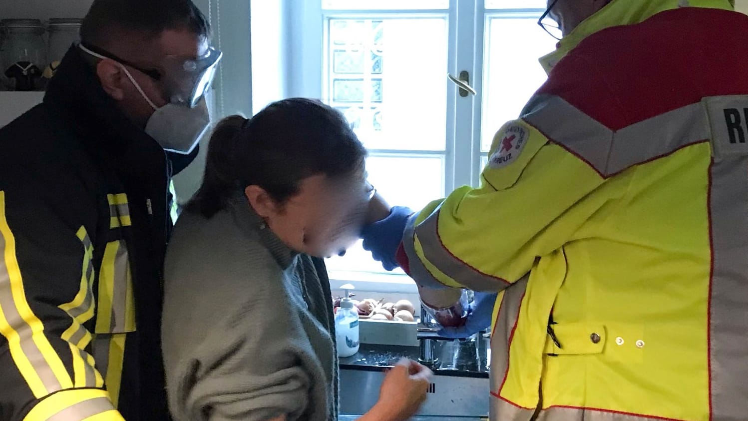 Die Helfer im Kücheneinsatz: Die Feuerwehrleute mussten eine kreative Lösung für das Problem finden. Die Helfer im Kücheneinsatz: Die Feuerwehrleute mussten eine kreative Lösung für das Problem finden.