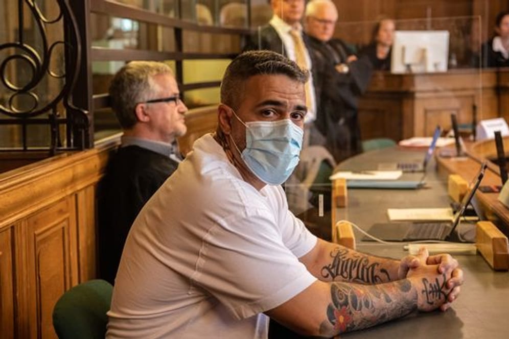 Anis Mohamed Youssef Ferchichi, bekannt als Rapper Bushido, zu Beginn eines Prozesses gegen den Chef einer bekannten arabischstämmigen Großfamilie im Berliner Landgericht.