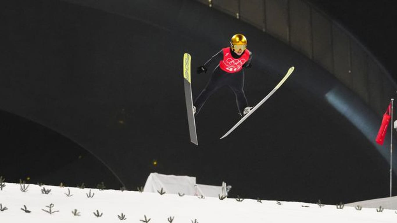 Katharina Althaus aus Deutschland springt beim Training auf der Normalschanze.