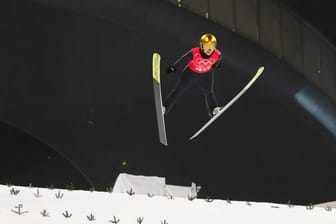 Katharina Althaus aus Deutschland springt beim Training auf der Normalschanze.