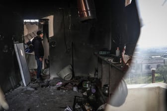 Atmeh, Syrien: Ein Mann begutachtet die Schäden in einem Haus nach einer Militäroperation der US-geführten internationalen Koalition.