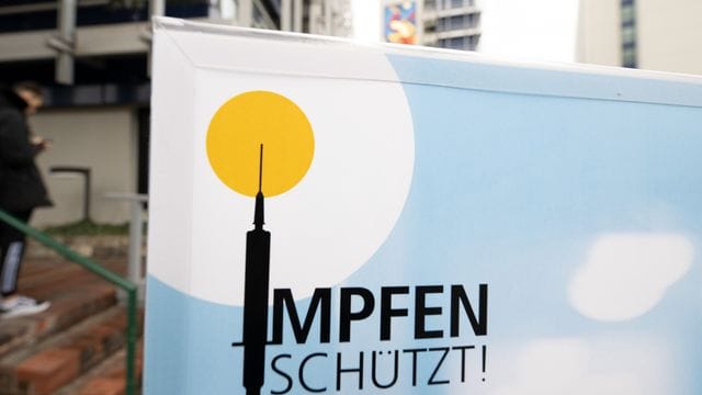 "Impfen schützt": Ein Hinweisschild für ein Impfzentrum in Stuttgart. "Impfen schützt": Ein Hinweisschild für ein Impfzentrum in Stuttgart.